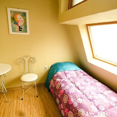 Kimchee Sinchon Guesthouse Seoul Værelse billede