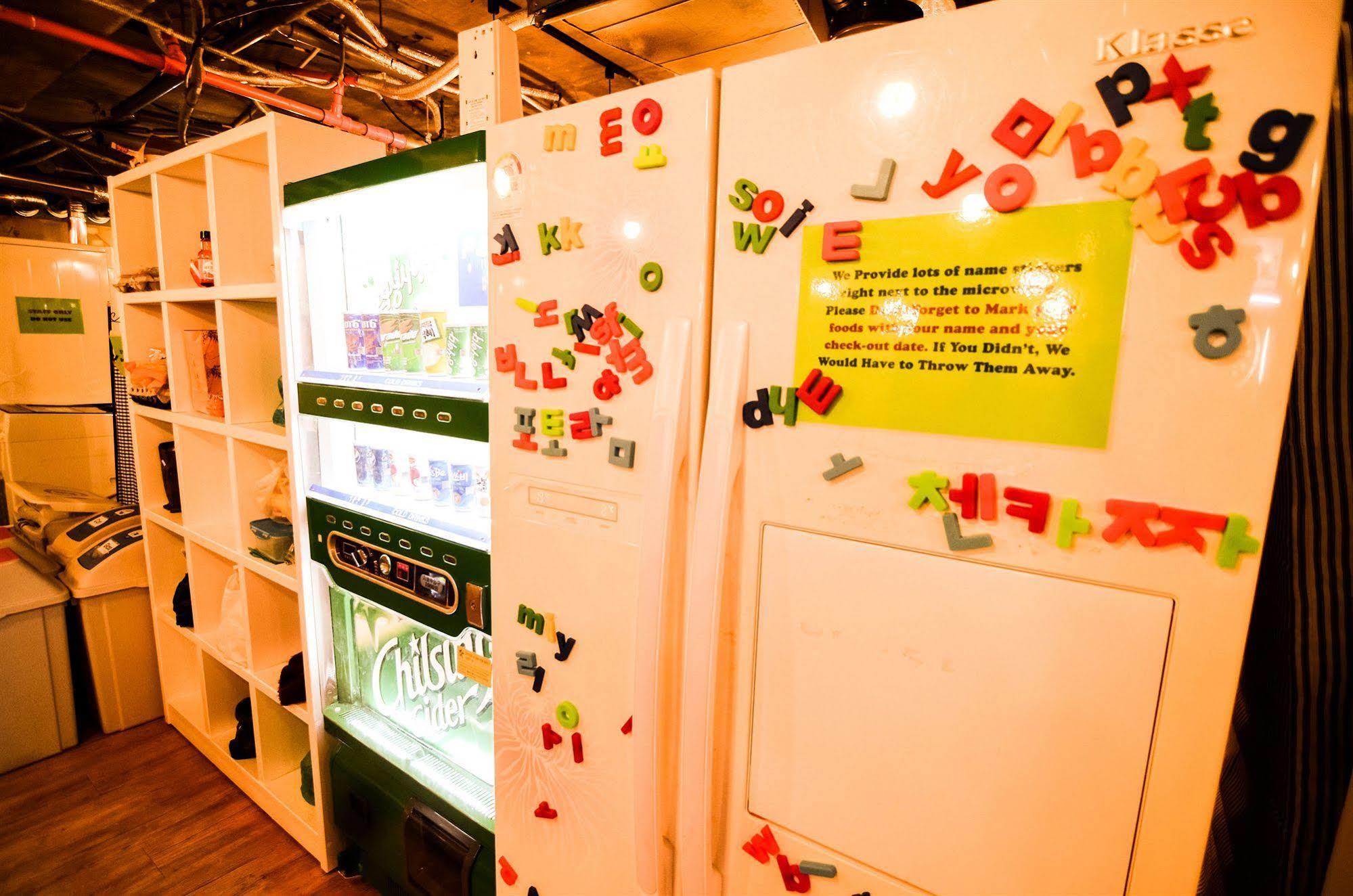 Kimchee Sinchon Guesthouse Seoul Eksteriør billede